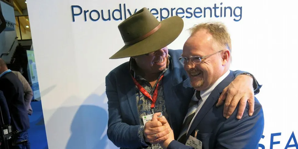 Hjertelig møte mellom kveiteoppdretter Magnus Skretting (t.v.) og fiskeriminister Per Sandberg (FrP) på Brussel-messa i forrige uke.Foto: Agnar Berg