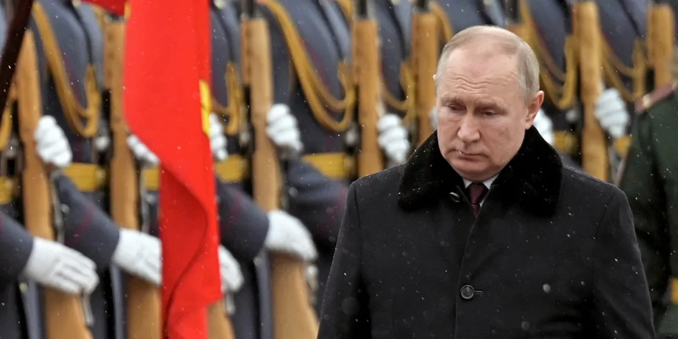Russlands president Vladimir Putin avbildet ved den ukjente soldats grav i Moskva onsdag.