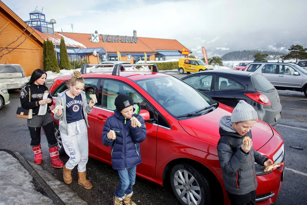 Anne Helene Tangen og barna Andrea, Fabian og Felix bunkrer opp med pølser på vei til påskefjellet etter å ha stått i kø på E16 fra Sandvika til Sundvolden. Tangen synes køene bare blir lengre og lengre. - Ja, dessverre, muligens skyldes det veiarbeidet. Men det står ofte kø fra før Sollihøgda til Sundvolden. Foto: Javad Parsa