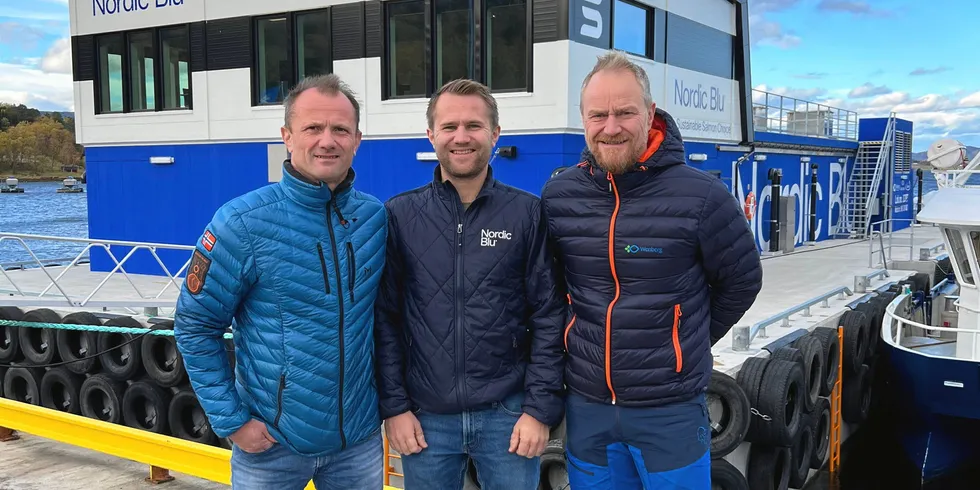 Fra venstre Ørjan Wenberg, Jørgen Wenberg og Geir Wenberg i Wenberg Fiskeoppdrett i Fauske kommune, Nordland.