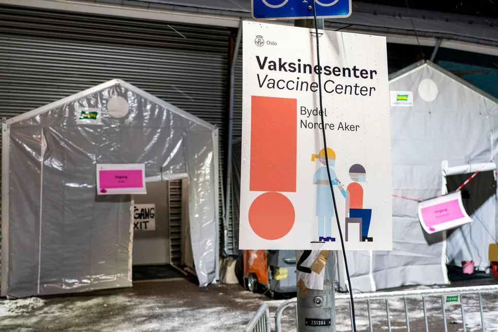 Nå har 66 prosent av alle over 18 år fått første dose, og mer enn 90 prosent av dem over 65 år er fullvaksinert, skriver Bent Høie.