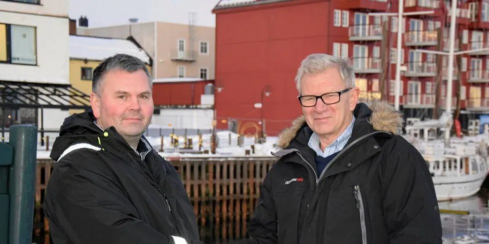 VAKTSKIFTE: Jan Børresen (tv) takker sin forgjenger for innsatsen når han nå tar over som leder i Mannskapsseksjonen etter Harald Linchausen.