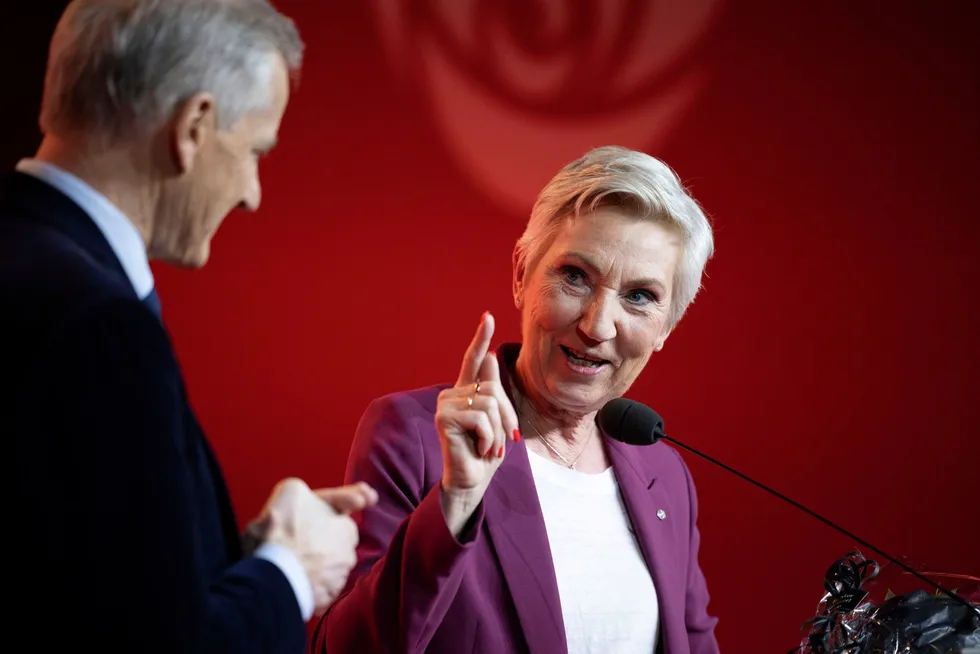 LO betaler og får både politikk, makt og posisjon tilbake, skriver Frps generalsekretær. Peggy Hessen Følsvik og Jonas Gahr Støre på Arbeiderpartiets landsmøte i år.