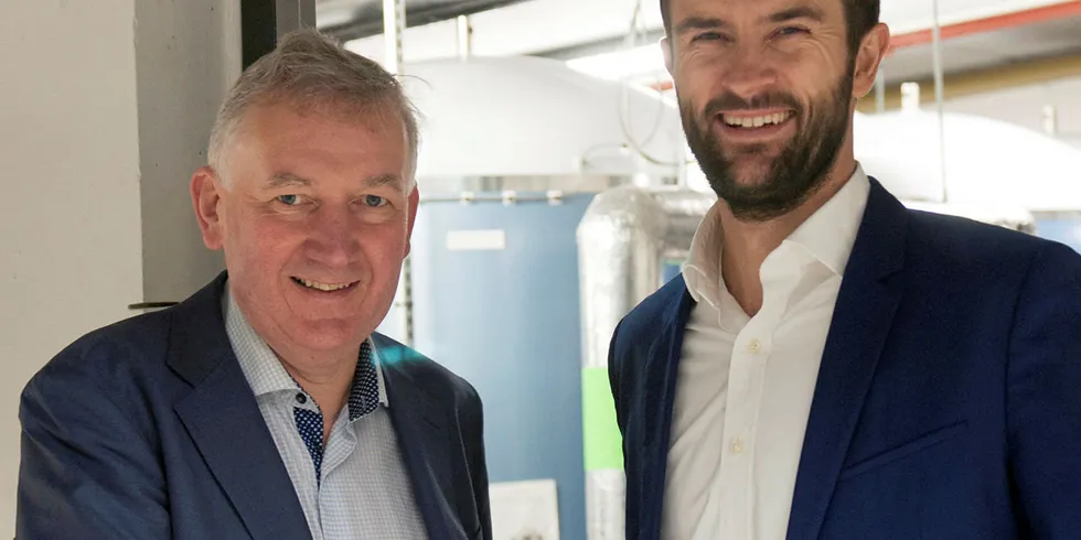 Avtale: Nils Morten Bøhler, konserndirektør i Obos (tv) og Eirik Folkvord Tandberg, administrerende direktør i Fortum Oslo Varme, har etablert et felles selskap som skal levere energiløsning til kunder utenfor fjernvarmenettet. Trinn 1 av pilotprosjektet er på Lambertseter i Oslo.