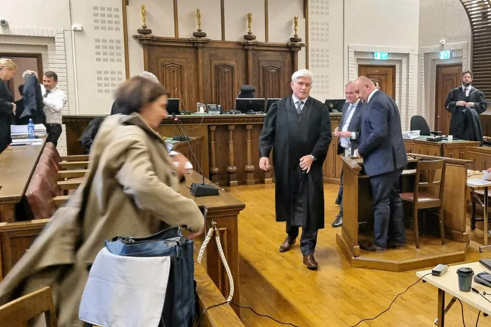 Tomislav Debeljak i Hordaland Tingrett. Jan Vablum, advokat i konkursboet kommer gående i midten av bildet. Nå blir det ny runde i lagmannsretten etter boet tapte i tingretten.