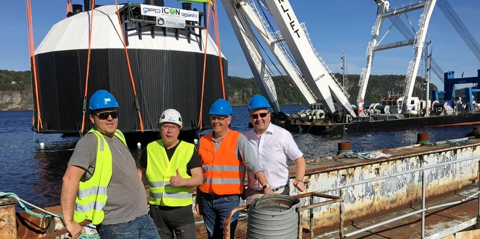 Her løftes Globen på plass utenfor Bamble. Fra venstre: Arne Berge (leder for utvikling og salg hos Fish Globe), Kari Karjalainen (prosjektleder hos Uponor Infra ), Tor Hellestøl (daglig leder Fish Globe) og Geir Are Berg (også fra Uponor Infra).