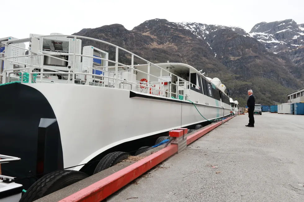Administrerende direktør Tor Øyvind Aa foran «Tyra», som skulle gått til Norled i Trondheim. Batteribyttesystemet Shiftr til venstre.