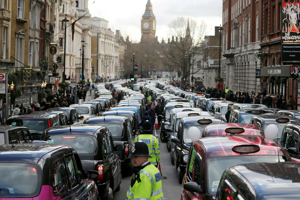 Uber får ikke lov til å kjøre mer i London. I 2016 blokkerte London-taxier gatene i protest mot konkurransen fra London.