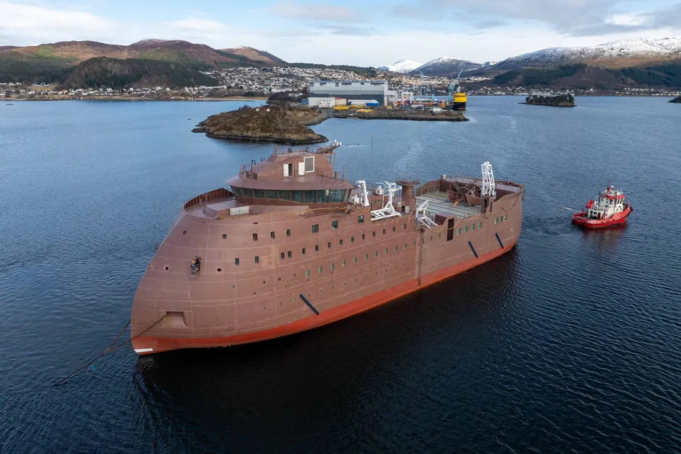 Havvindfartøyet fra BS Offshore har nå ankommet Ulstein verft, hvor skipet skal ferdigstilles.