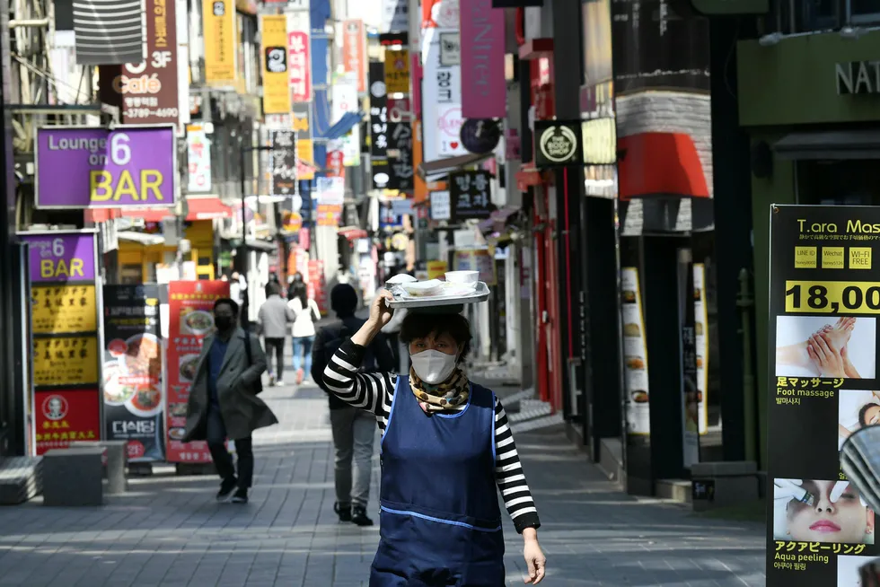 Sør-Korea bruker tele- og kredittkortinformasjon og ulike apper og annen teknologi i kampen mot smittespredning. Samfunnet har ikke vært nedstengt. Bildet er fra et av handlestrøkene i Seoul 23. april.