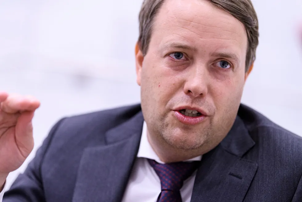 – Jeg opplever dette som en etterkonstruksjon med formålet å få mitt hode og ettermæle som forvalter på et fat, sier Vegard Søraunet om anklagene om avtalebrudd fra John Fredriksen. Milliardæren vil ut av Søraunets Aeternum Capital-fond, og har saksøkt forvaltningsselskapet.