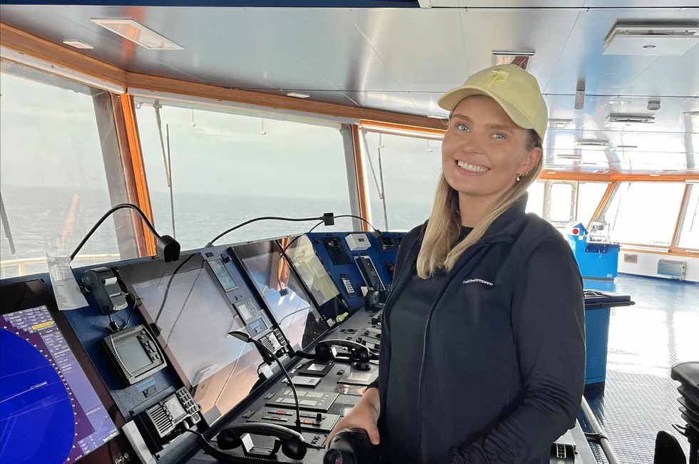 Malin Gåsvær Haugen på broen under seilas i Stillehavet.