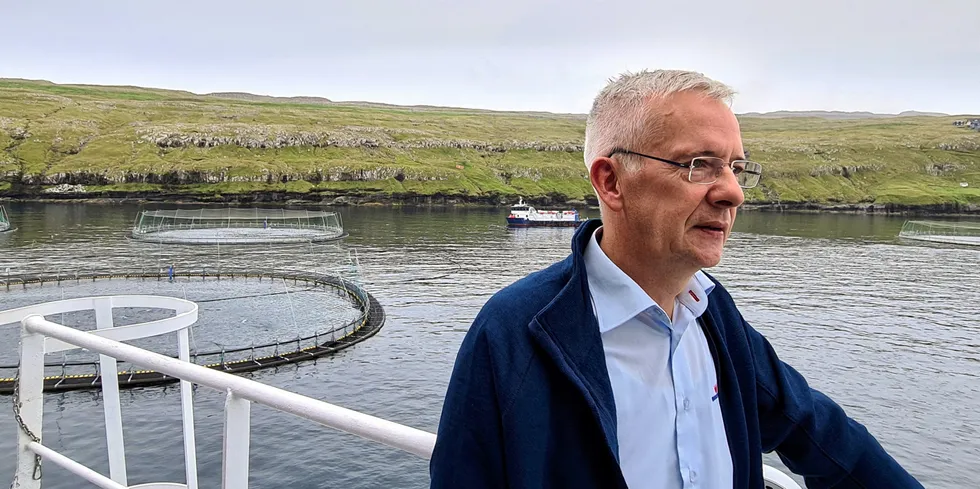 Bakkafrost-sjef Regin Jacobsen. Her ver sjølokaliteten Gulen (A02) rett utenfor Torshavn, som er den av lokalitetene til Bakkafrost som har mest strøm.