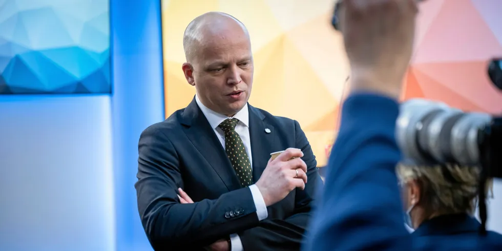 Finansminister Trygve Slagsvold Vedum mener det er skattetekniske argumenter for at vannkraft ikke bør frikobles fra spotpris, selv når det inngås fastprisavtaler.