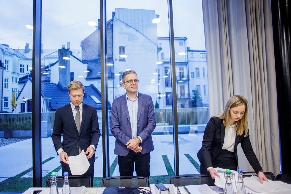 Advokat Rune Opdahl (t.v.) og advokatfullmektig Dina Brask fra Wiersholm representerer Telenor og Per Simonsen (i midten), fra Telenors IoT-avdeling, i voldgiftsretten. Foto: Javad Parsa
