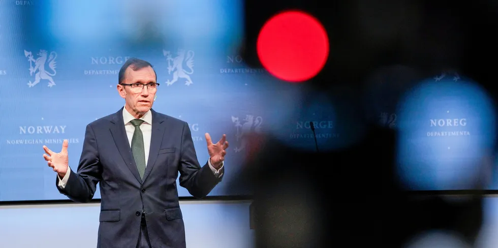 Her er klima- og miljøminister Espen Barth Eide (Ap) avbildet da han mottok rapport om klimatiltak i Norge mot 2030. Rapporten ser på mulige utslippsreduksjoner, tiltak, barrierer og mulige virkemidler for å nå klimamålene for 2030.