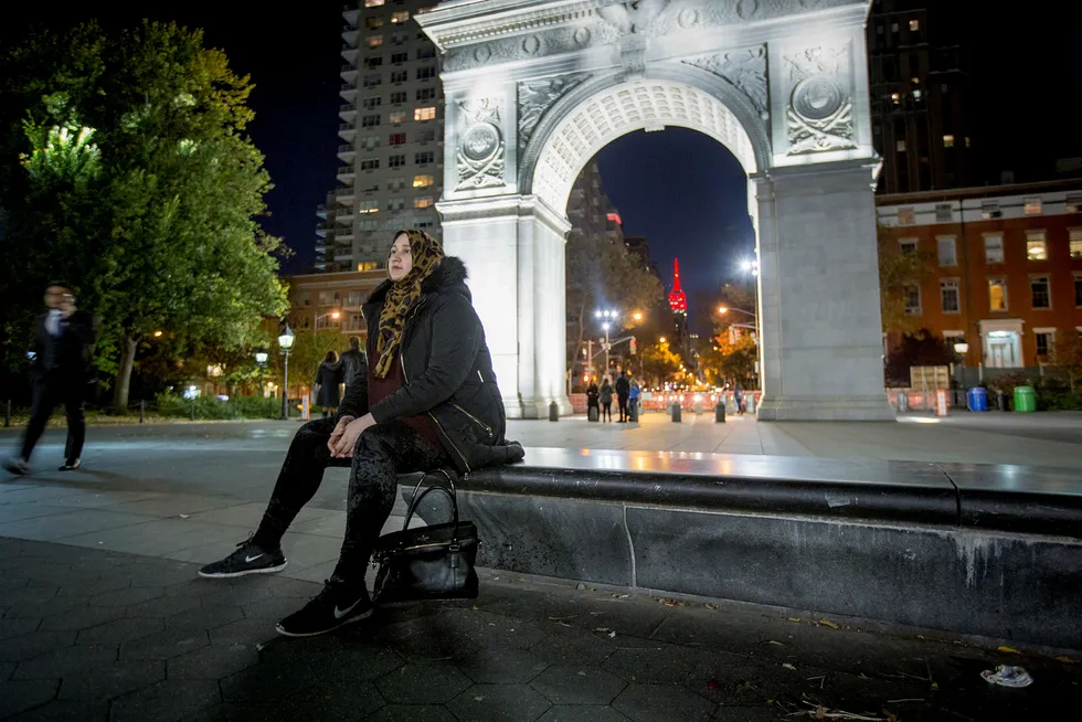 Som muslim ser og hører Nourah Shaban fra Virginia nå mer hets mot minoriteter, også i New York. Bak henne lyser Empire State Building rødt for å markere den republikanske seieren i presidentvalget. Alle foto: Ørjan F. Ellingvåg