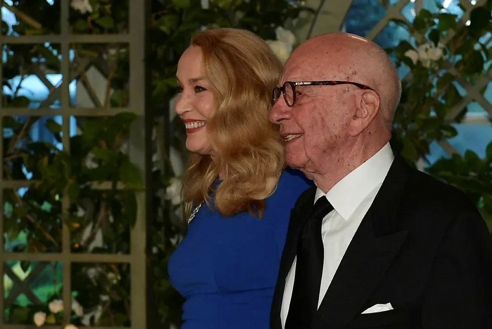 Mediemogulen Rupert Murdoch og hans familie kontrollerer medieselskapet Twenty-First Century Fox. Nå jakter både Disney og Comcast på underholdningsdelen. Prisen kan havne på godt over 60 milliarder dollar. Her er han sammen med sin kone Jerry Hall under en middag i Det hvite hus i april. Foto: Mandel Ngan/AFP/NTB Scanpix
