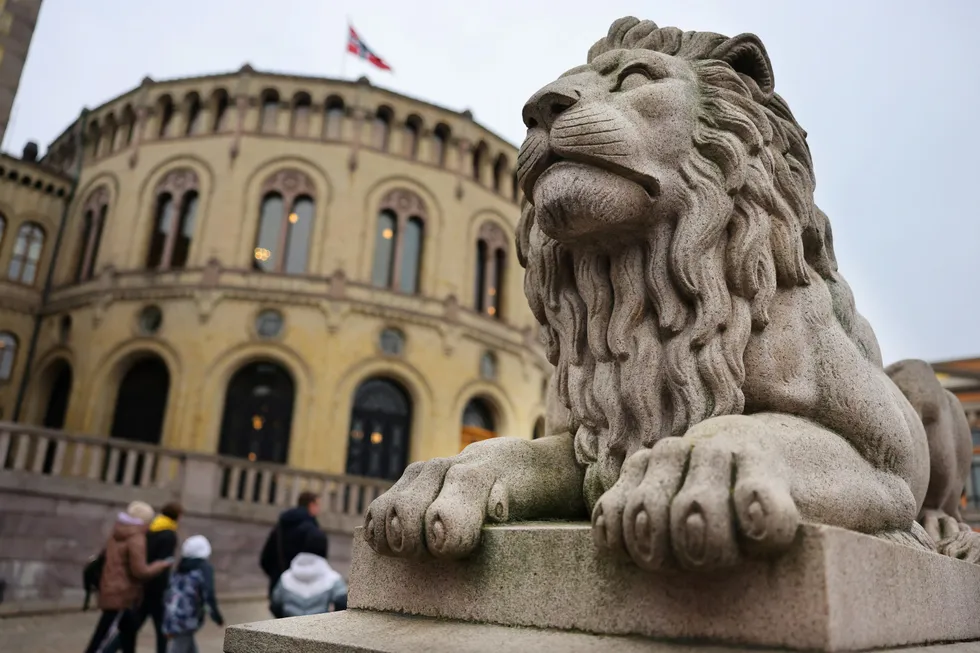 Stortinget har fått varsel om at det skylder arbeidsgiveravgift, mens enkeltrepresentanter får varsel om skattesmell.