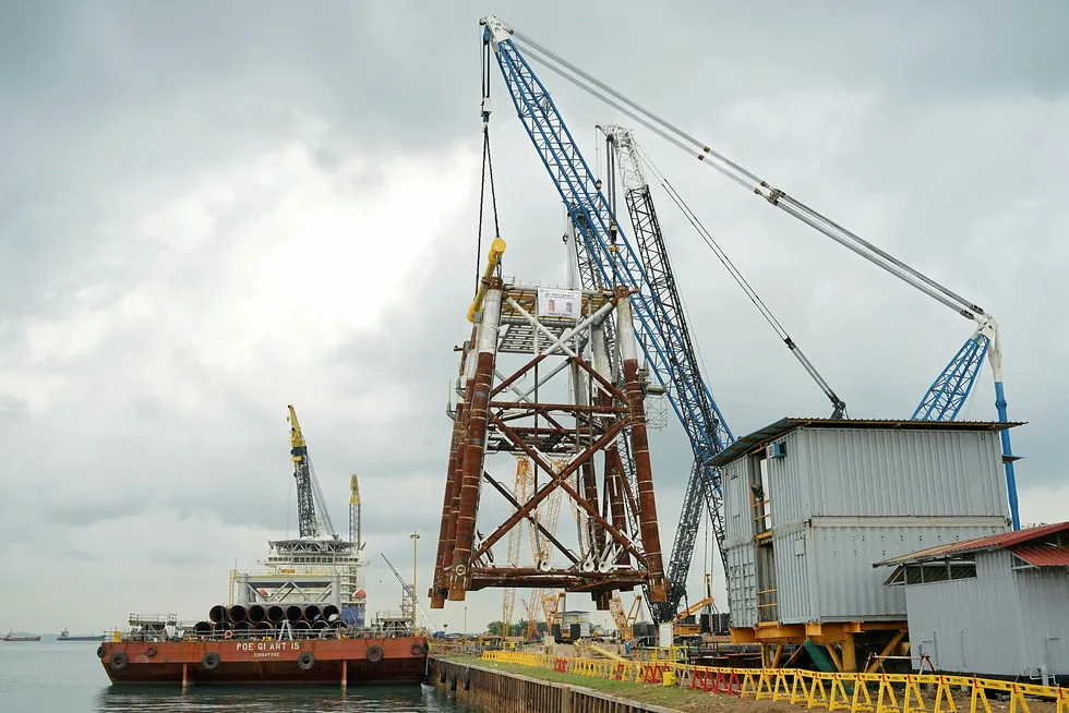 Qatar loads first two jackets for giant NFE project