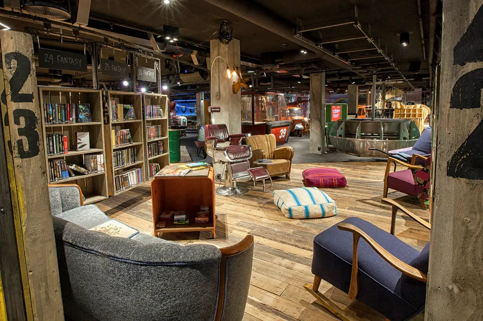 Biblo Tøyen er et bibliotek hvor kun ungdom mellom ti til 15 år har adgang. Her er det skapt en fantastisk verden av rom og opplevelser som inspirerer til nysgjerrighet og leseglede.