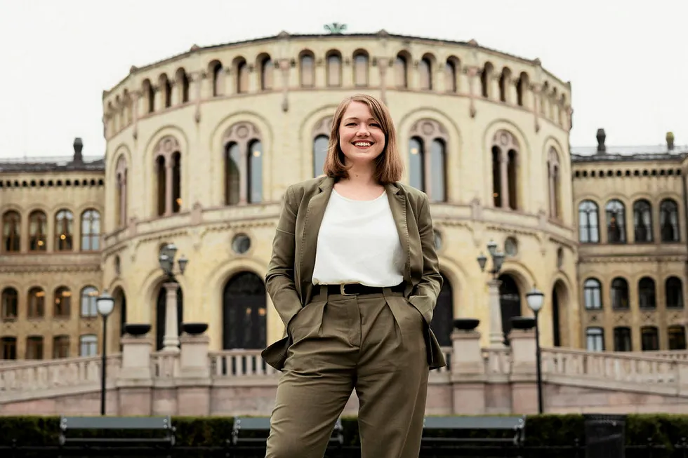 Stortingsrepresentant for MDG, Une Bastholm, har bedt olje- og energiministeren redegjøre for hvordan regjeringen skal lykkes med de vedtatte målene for solkraft.