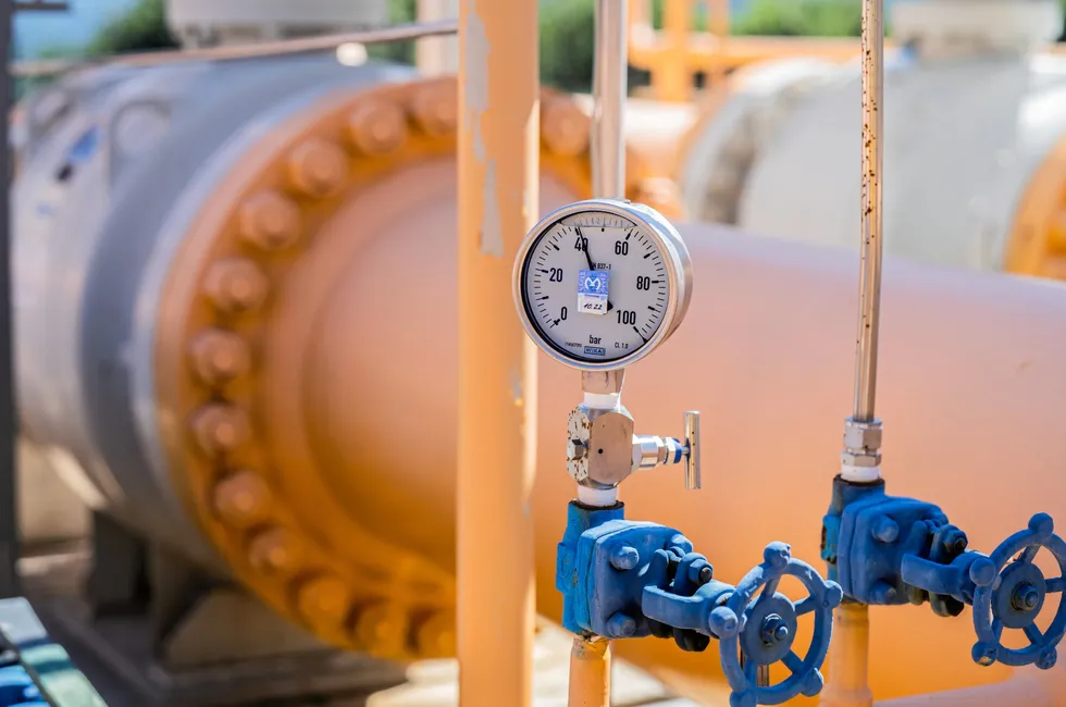 High pressure fossil gas transmission pipelines are nearly always made of steel, whereas distribution pipes are often made of plastic