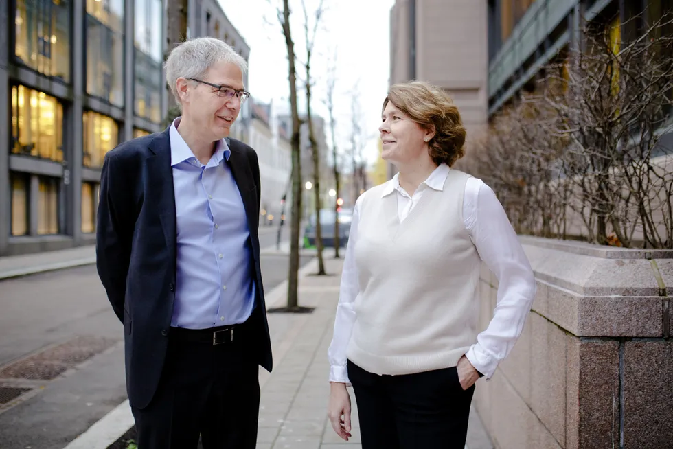 Per Mathis Kongsrud blir ny finanstilsynsdirektør. Her med seksjonssjef Thea B. Kloster i Finanstilsynet.