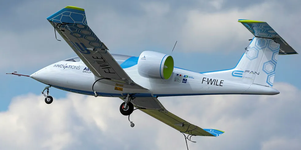 Snart kan elfly begynne å farte mellom de to småbyene Røros og Østersund. Illustrasjonsbildet viser et elfly utviklet av Airbus.