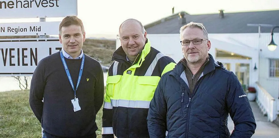 Regiondirektør i Mowi region Midt, Asgeir Hasund (t.v.), fabrikksjef Olaf Reppe og produksjonssjef Jim Lervik (t.h.) på Ulvan