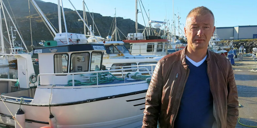 FORTRENGES: Fisker og styremedlem i Fiskarlaget Nord, Stig Meyer, sier den minste kystflåten fortviler over at de fortrenges bort fra sine felt fordi stor kyst fisker innenfor grunnlinjen. Når de forsøker å belyse problemet møtes de av mobben i stor kyst, sier han. Han håper temaet får en saklig debatt under Fiskarlaget Nords årsmøte i Tromsø fredag.