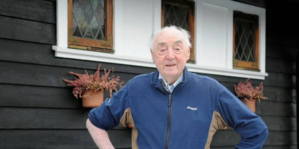 Jacob Strandheim (97) stakk av gårde med båten til faren og dro over til Shetland under andre verdenskrig. Nå skal krigshelten portretteres. Foto: Kjersti Kvile