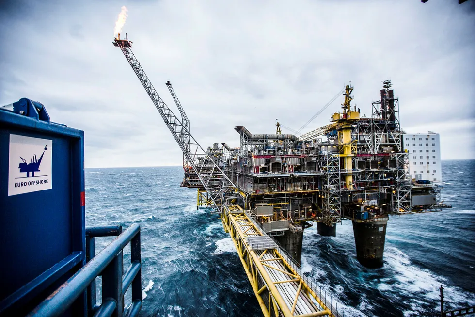 Nordsjøoljeprisen nådde en foreløpig bunn på 64,6 dollar i midten av november, etter å ha blitt sendt ned på signaler om Iran-sanksjoner og økt Opec-produksjon. Her fra Oseberg-feltet.