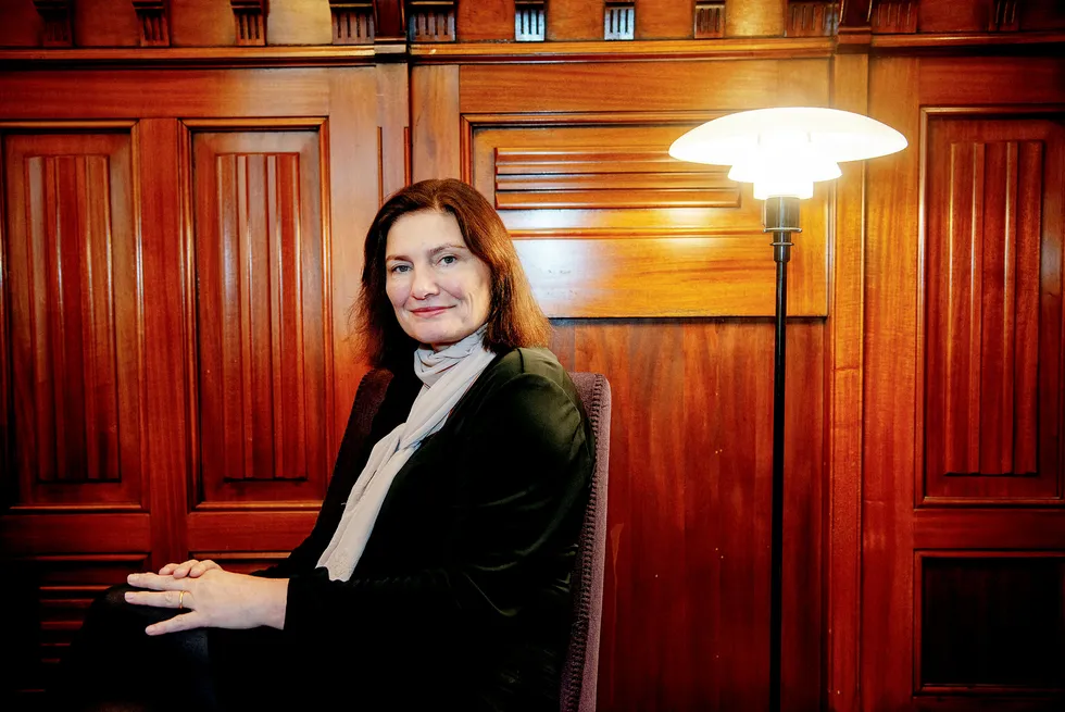 Manus og grundige forberedelser er ikke alltid veien til suksess, er Libe Rieber-Mohns erfaring etter å ha stått på scenen med tidligere Bergen-ordfører Trude Drevland.
