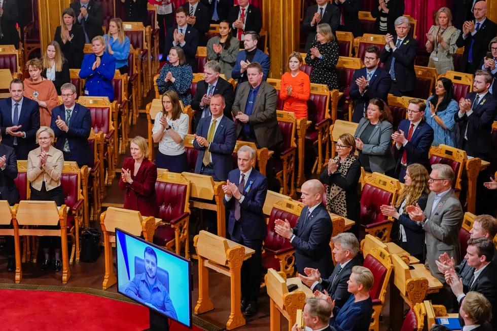 Utenriksminister Anniken Huitfeldt, statsminister Jonas Gahr Støre og fiskeri- og havminister Bjørnar Skjæran klappet for Ukrainas president Volodymyr Zelenskyjs tale til Stortinget. Her oppfordret presidenten til et havneforbud for russiske skip. Regjeringen har innført forbud – men unntatt fiskefartøy.