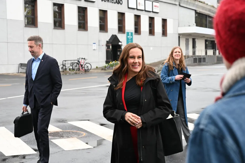 Marianne Sivertsen Næss på vei inn for å presentere havbruksmeldingen.