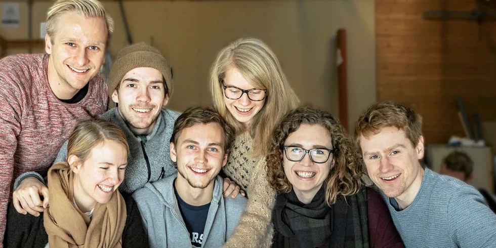 GODT MILJØ: Det er lett å få kontakt med andre studenter ved NMBU. Bak fra venstre: Aksel Pettersen, Vemund Wilson og Åshild Grøtan. Foran: Ingeborg Eriksdatter Høiaas, Martin Haug, Johanne Wiborg og Vegard Solberg.