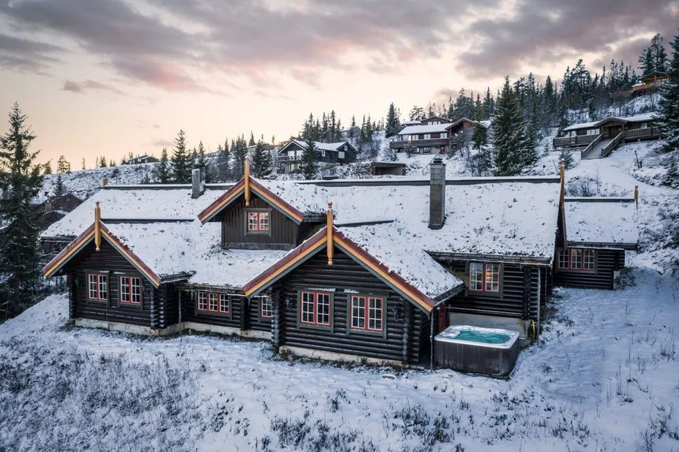 – Hytta i seg selv har mange muligheter i form av at den er stor og innholdsrik, sier eiendomsmegler Petter Birkrem.