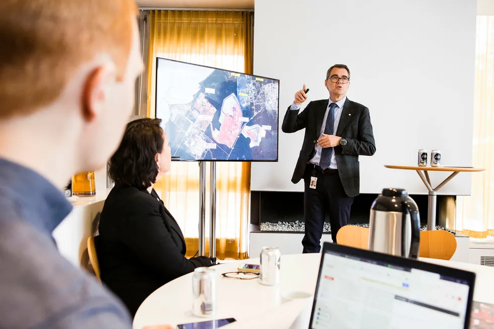 Mandag ettermiddag legger Hydro frem to rapporter om utslippsskandalen ved Alunorte-fabrikken. Her er Hydro-sjef Svein Richard Brandtzæg under et pressemøte om Alunorte-situasjonen i mars. Foto: Sebastian S. Bjerkvik