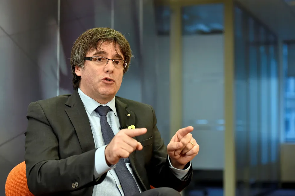 Carles Puigdemont ber spanske myndigheter gjeninnsette den regionale regjeringen. Foto: REUTERS/Eric Vidal