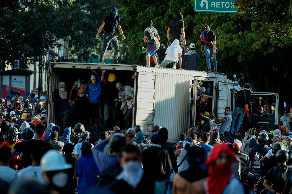 Demonstranter i Venezuela har tatt over en lastebil og blokkerer en motorvei under en protest mot regjeringen til president Nicolas Maduoro.