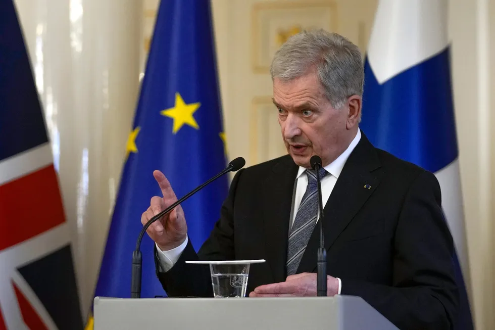 Finlands president Sauli Niinistö og regjeringen har formelt besluttet å søke om Nato-medlemskap. Foto: AP / Frank Augstein / NTB