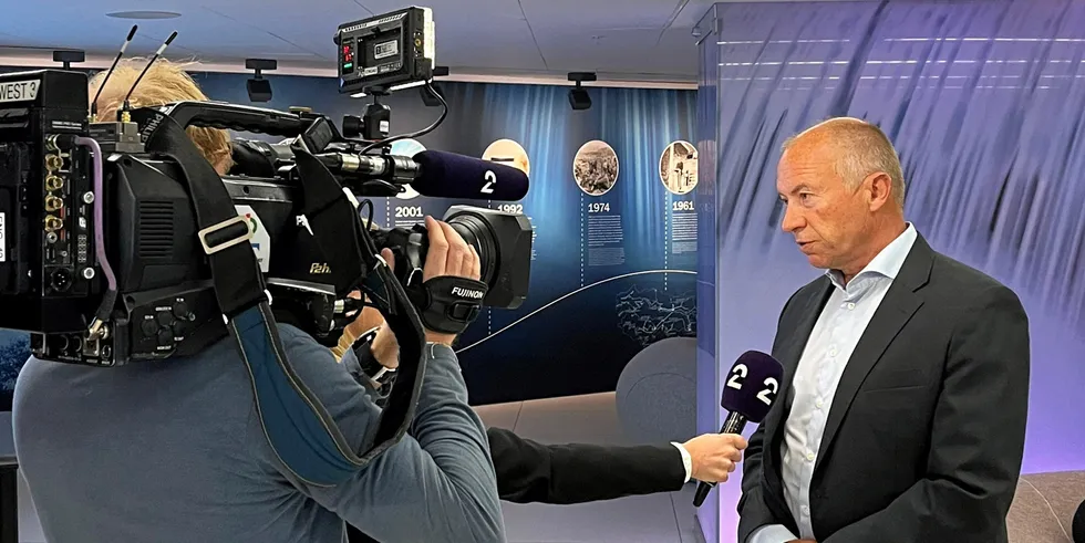 Det var uvanlig stor interesse for Statkrafts resultater torsdag. Her er det TV2 som intervjuer Statkraft-sjef Christian Rynning-Tønnesen.