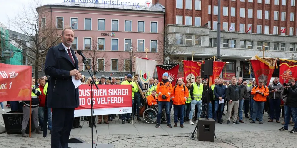 Aps nestleder Trond Giske informerer tilhørere utenfor Youngstorget at partiet sannsynligvis har flertall for sitt oljekompromiss. Foto: Jørn Mikael Hagen.