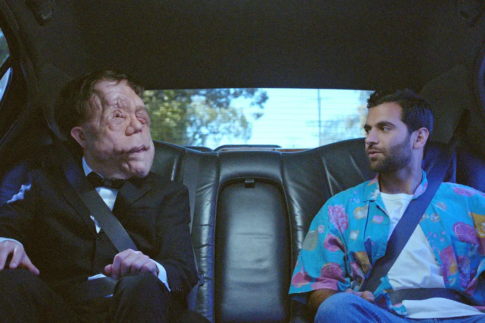 «Drib» er navnet på en energidrikk som ikke finnes og tittelen på filmen om en reklamekampanje som ikke ble noe av. Adam Pearson og Amir Asgharnejad (til høyre) i en scene fra filmen. Foto: Bacon Osl/Filmweb