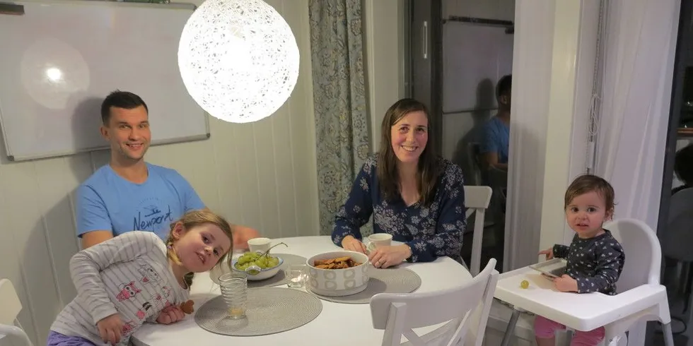 Kasia og Karol Czaplis skulle være en sommer på Hitra. Nå har de vært der i ni år og fått døtrene Mila (1 år) og Gabriella (5). Foto: Nils Torsvik.