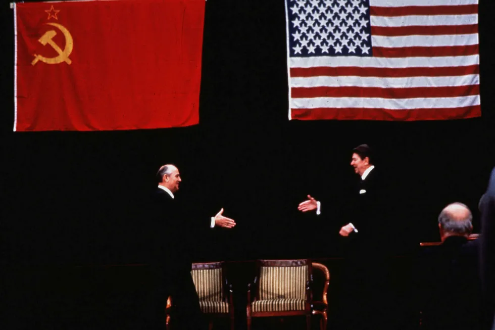 Da den kalde krigen gikk mot slutten ble USAs president Ronald Reagan (t.h.) og Sovjetunionens Mikhail Gorbatsjov enige om at «en atomkrig kan aldri vinnes og må aldri bli utkjempet».