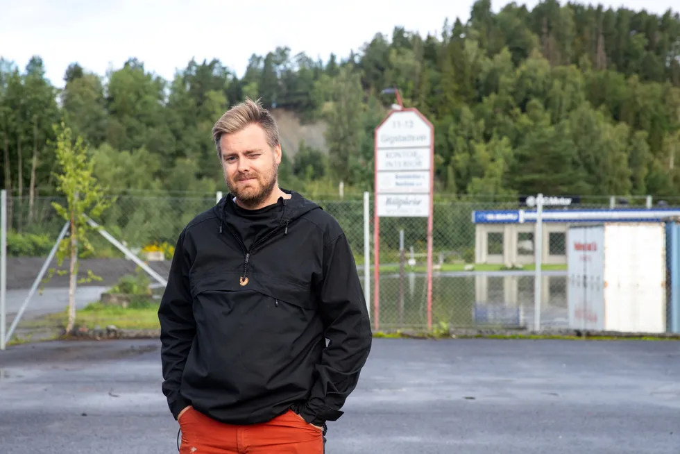 – Tidligere har man kunnet demme opp med sandsekker, men det holder ikke mot en flom som denne, sier daglig leder Alexander Holm Andersen i Albjerk Bil i Hønefoss.