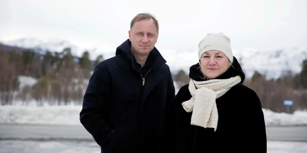 Pressefotograf Kim Nygård og journalist Grete Holstad har dekket vindkraftutbyggingen i Trøndelag for Adresseavisen. Nå gir de ut fotobok om utbyggingen.