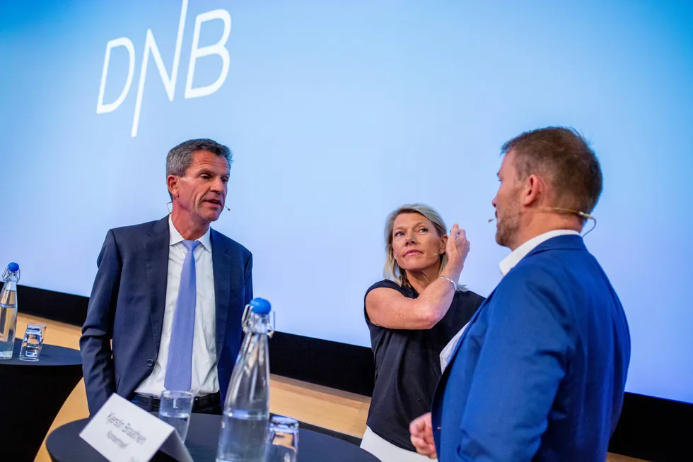 Finansdirektør Ottar Ertzeid (til venstre) sier DNB vil oppløse Sbanken så raskt som mulig. DNB-sjef Kjerstin Braathen og kommunikasjonsdirektør Thomas Midteide (med ryggen til) sier det er for tidlig å si hva som vil skje med merkevaren Sbanken.